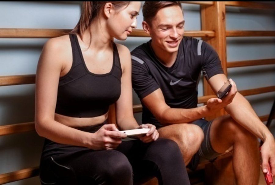Спортсмены смотрят результаты измерения